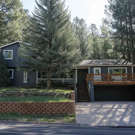 Flagstaff; Big house with Hot Tub Close to downtown, Secluded in the cool pines.