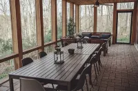 Spacious luxury cabin with hot tub and a great view! - Boutique