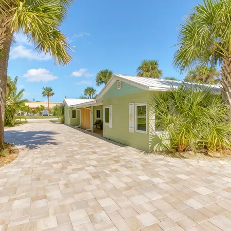 Beautiful downtown Melbourne Beach renovated apartment one block from the beach!