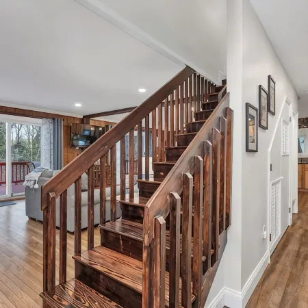 Cozy 4-Season Chalet + Lake Winni + Gunstock + Free Breakfast · Sleeps 8