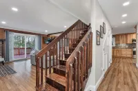 Cozy 4-Season Chalet + Lake Winni + Gunstock + Free Breakfast · Sleeps 8 - Wi-Fi
