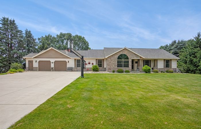Private lakefront home. Sandy beach canoe, 2 kayaks. Pool, Spa & Pontoon rental.