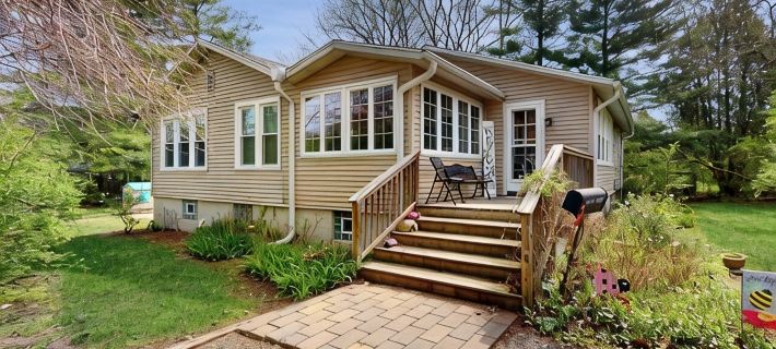 Beautiful Lakeside MI Vacation Home with Association Beach Access - Late Summer Hotéis em Chikaming Township