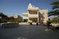 Auberg-Inn Guesthouse - parking
