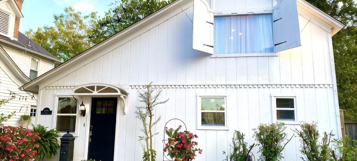 Experience History in an original Carriage House located behind a Colonial home. Hotels in Mena