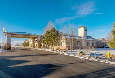 Holiday Inn Express & Suites Raton Hotels in 