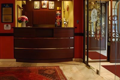 フロントデスク ベスト ウェスタン トゥー エッフェル インヴァリッド ホテルの写真