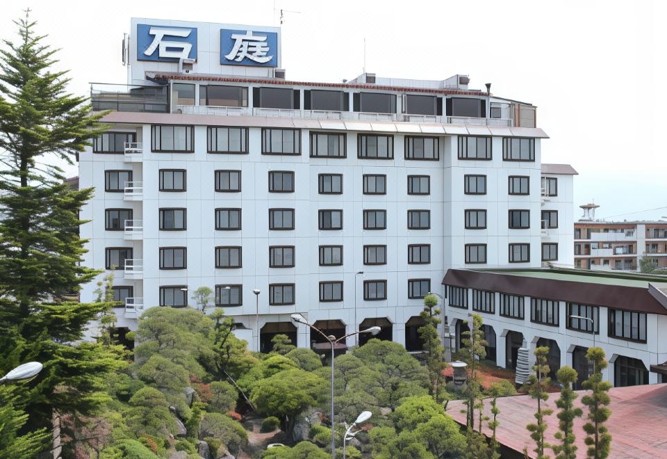 4. Hotel Se..