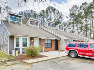 Updated Tallahassee Townhome 3 Mi to Downtown!
