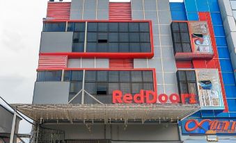 RedDoorz Plus Near Millenium Ict Centre Medan 2