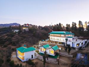 Shree Parijat Resort at Mukteshwar Hill Station with Himalayan View