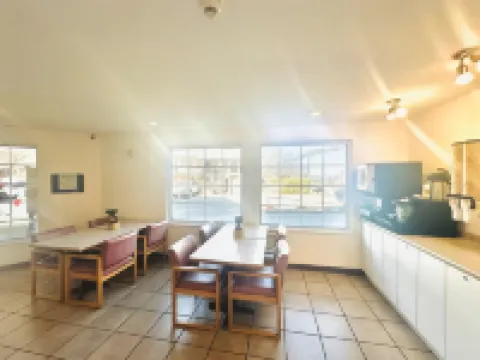 Super 8 by Wyndham Lake Country/Winfield Area Hotels in Central Okanagan