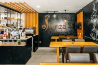 Plaza Hotel and Suites - servizio colazione
