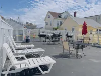 Dry Dock Motel - parking