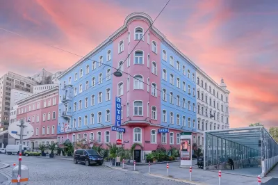 Hotel Urania Hotels near Zentrum Johannes Paul II.