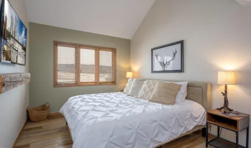 REMODELED! 2B/2B, Deck off10th GOLF Green, Dog Friendly, Pool, WIFI, in Resort!