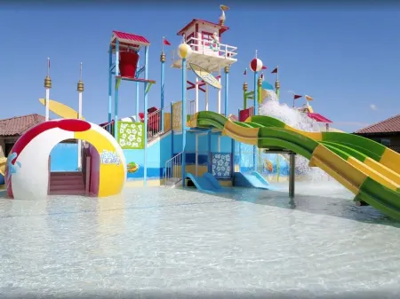 Paradise Village Home in Santa Clara * Poolside Location * Private Hot Tub * BBQ