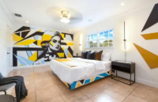 Le Femme Paradise/ Heated Pool/ Mini Golf/ Pickleball/ 5 Bedrooms/ Jacuzzi/BBQ