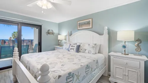 Gorgeous Retreat - Huge Patio, Steps to Pool, Beach, Spa Hotels in Lower Grand Lagoon