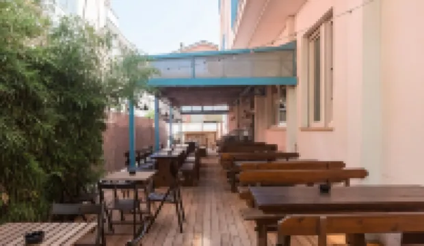 Sunflower Beach Backpacker Hostel & Bar