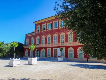 Résidence Bella Vista by Azureva Отели рядом с достопримечательностью «Promenade Le Corbusier»