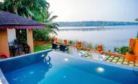 Fragrant Nature Backwater Resort & Ayurveda Spa - ที่มีสระว่ายน้ำ