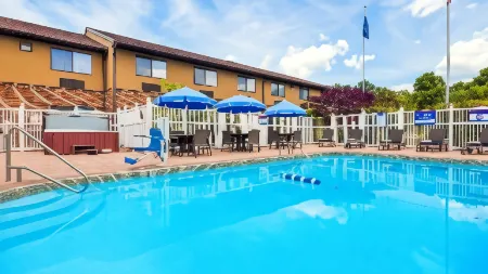 Best Western Kendallville Inn Отели рядом с достопримечательностью «Публичная библиотека Экхарт»