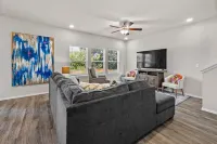 The Bird House - Private Hot Tub, 2 Miles to U of A, Baum & Fayetteville Square