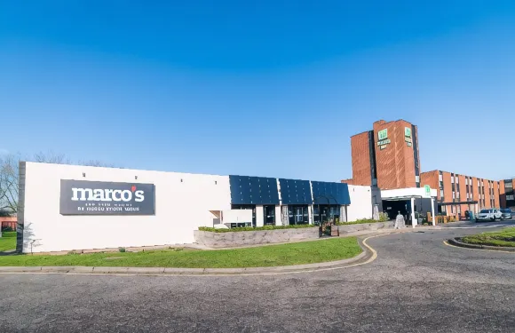 步仁伍德假日酒店