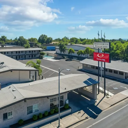 Econo Lodge Woodland Near I-5