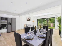 Modern 4 Bedroom Spacious House with Garden and Free Parking