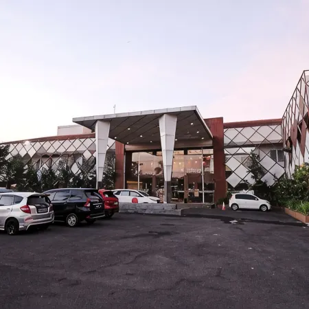 Front One Akshaya Hotel Karawang