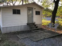 Little White Cabin by the river, fishing trails, kayaking, near State Park lake