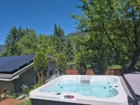 Backyard Guesthouse near Nelson w/ Hot Tub - Hytter