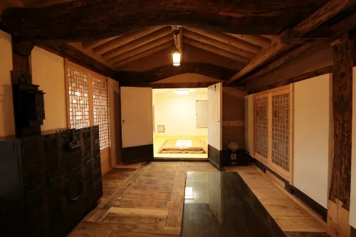 Gwiae Traditional House - parking