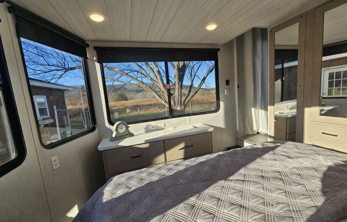 Fenced Dog Yard, Creek Fishing Access, Privacy and Stunning Sunset Views!