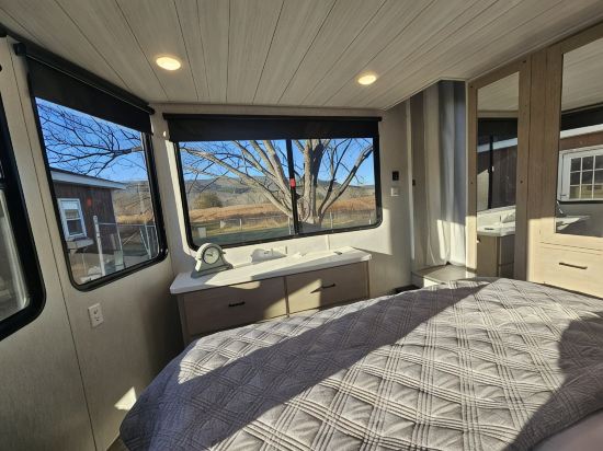 Fenced Dog Yard, Creek Fishing Access, Privacy and Stunning Sunset Views!