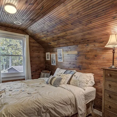 Amazing, sleeps 26, covered lakeside, bar, beach, Big St Germain Lake