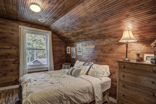 Amazing, sleeps 26, covered lakeside, bar, beach, Big St Germain Lake