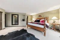 NEWLY REMODELED6 Bedrooms/3.5 Baths-Sleeps 14AWESOME VIEWS Hot Tub & Sauna
