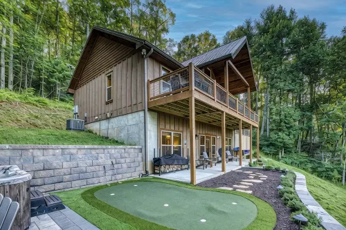 NEW! - Fish the CREEK/Mountain VIEWS/mini-GOLF/hot tub/3 acres/Dog friendly
