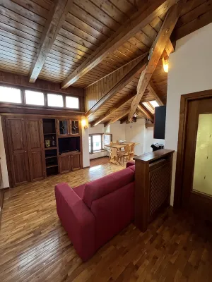 Attic Apartment with a View of the Ski Slopes and Funbob - 民宿