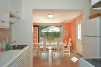 Pet friendly cottage w large fenced yard. Available weekly, monthly or nightly! - 2-Star