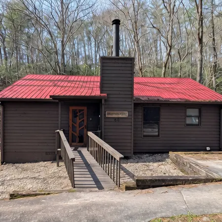 Whispering Creek Cabin – Peaceful, Hot Tub, Firepit & Mountain Escape