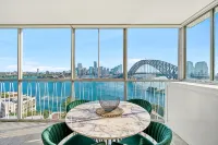Sydney's Landmark Views from Luxury 2Bd Apt