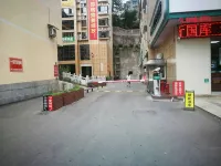 Changyang New Era Business Hotel - parking