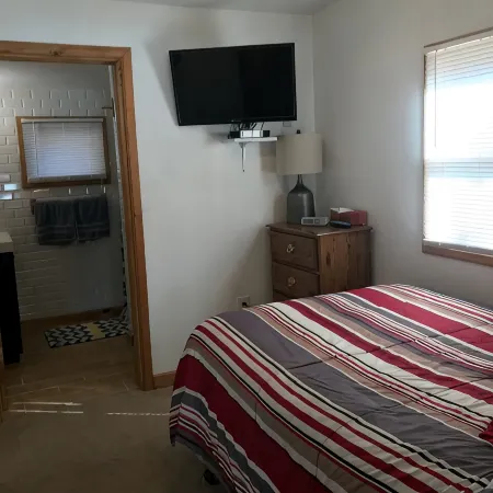 Cozy Private Lake Cottage Minutes to Lake George & Saratoga Springs Pet Friendly