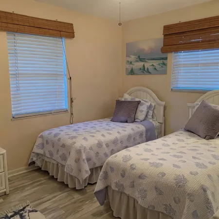 Island Cottage:  A Short Walk to the Beach