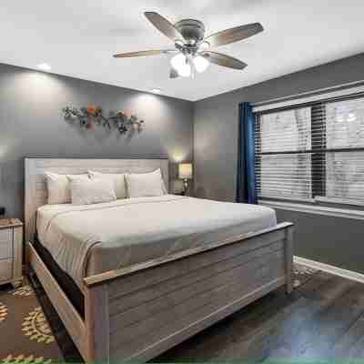 Luxury Lakefront Condo with Stunning Views, Relax & Recharge Here! Rooms