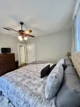 Historical Spacious 1-Bedroom Apartment Unit 3 - Homestays
